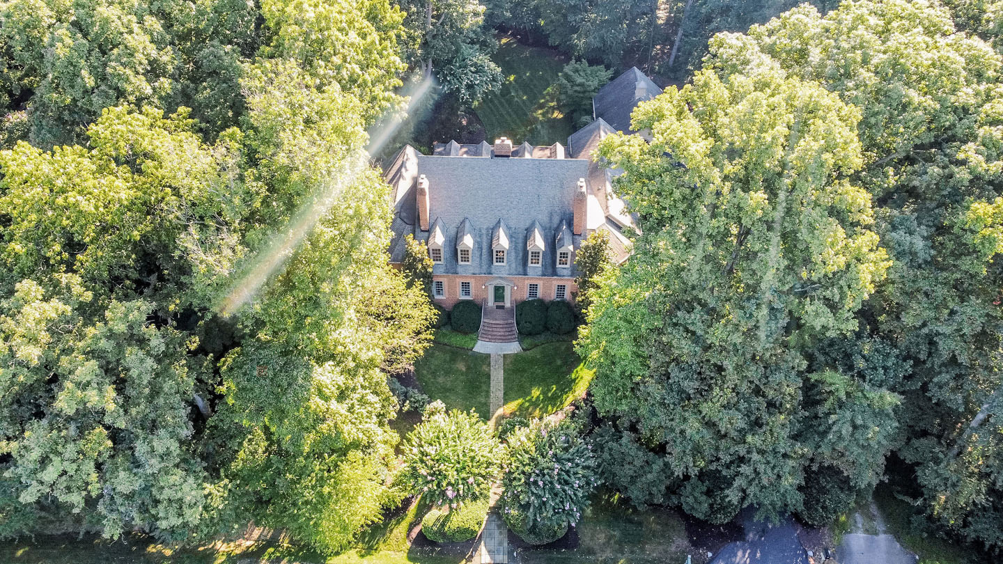 lucas and clark grounds company, professional lawn care and landscaping