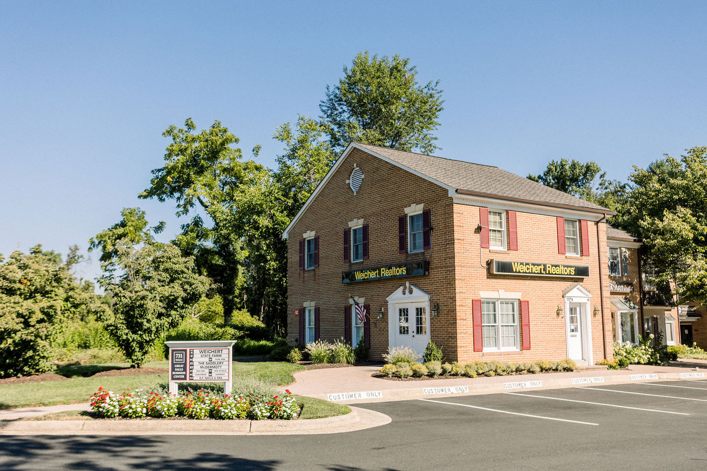 lucas and clark grounds company, professional lawn care and landscaping